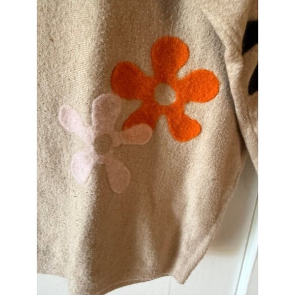 Aaeda women’s size large flower sweater - Picture 3 of 11